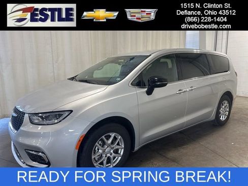 Used 2026 Chrysler Pacifica Select image 1