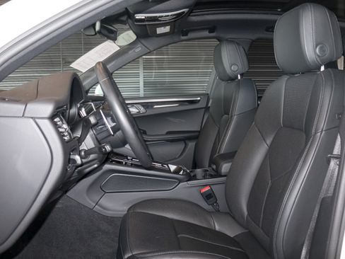 Certified 2026 Porsche Macan AWD/4WD image 5