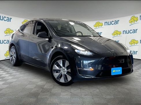 Used 2024 Tesla Model Y Long Range AWD/4WD image 1