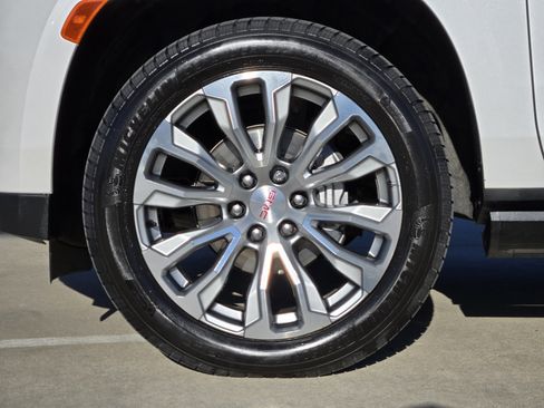 Used 2021 GMC Yukon XL Denali w/ Denali Premium Package image 10