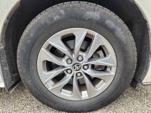 Used 2021 Toyota Sienna XLE w/ XLE Plus Package AWD/4WD image 7
