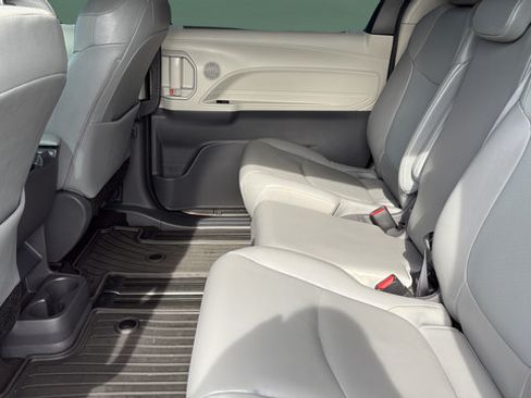 Used 2021 Toyota Sienna XLE FWD image 23