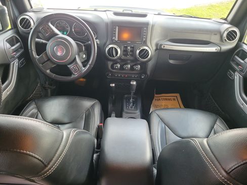 Used 2017 Jeep Wrangler Unlimited Sahara w/ Dual Top Group AWD/4WD image 10