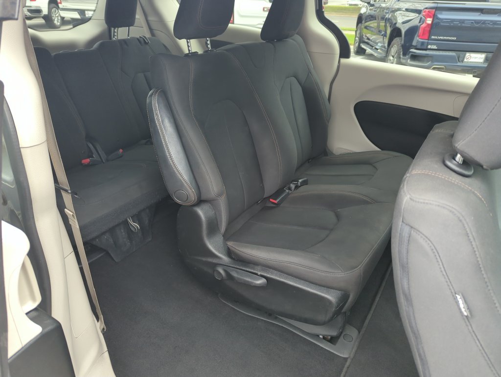 Used 2018 Chrysler Pacifica L FWD image 28