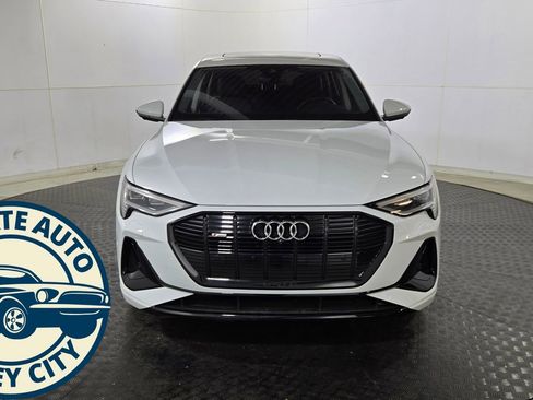 Used 2022 Audi e-tron Premium w/ Convenience Plus Package image 3