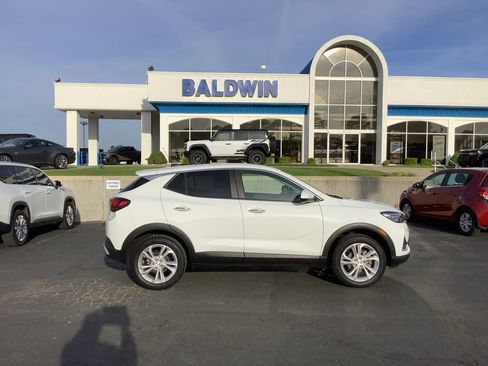 Used 2023 Buick Encore GX Preferred w/ Cold Weather Comfort Package AWD/4WD image 8