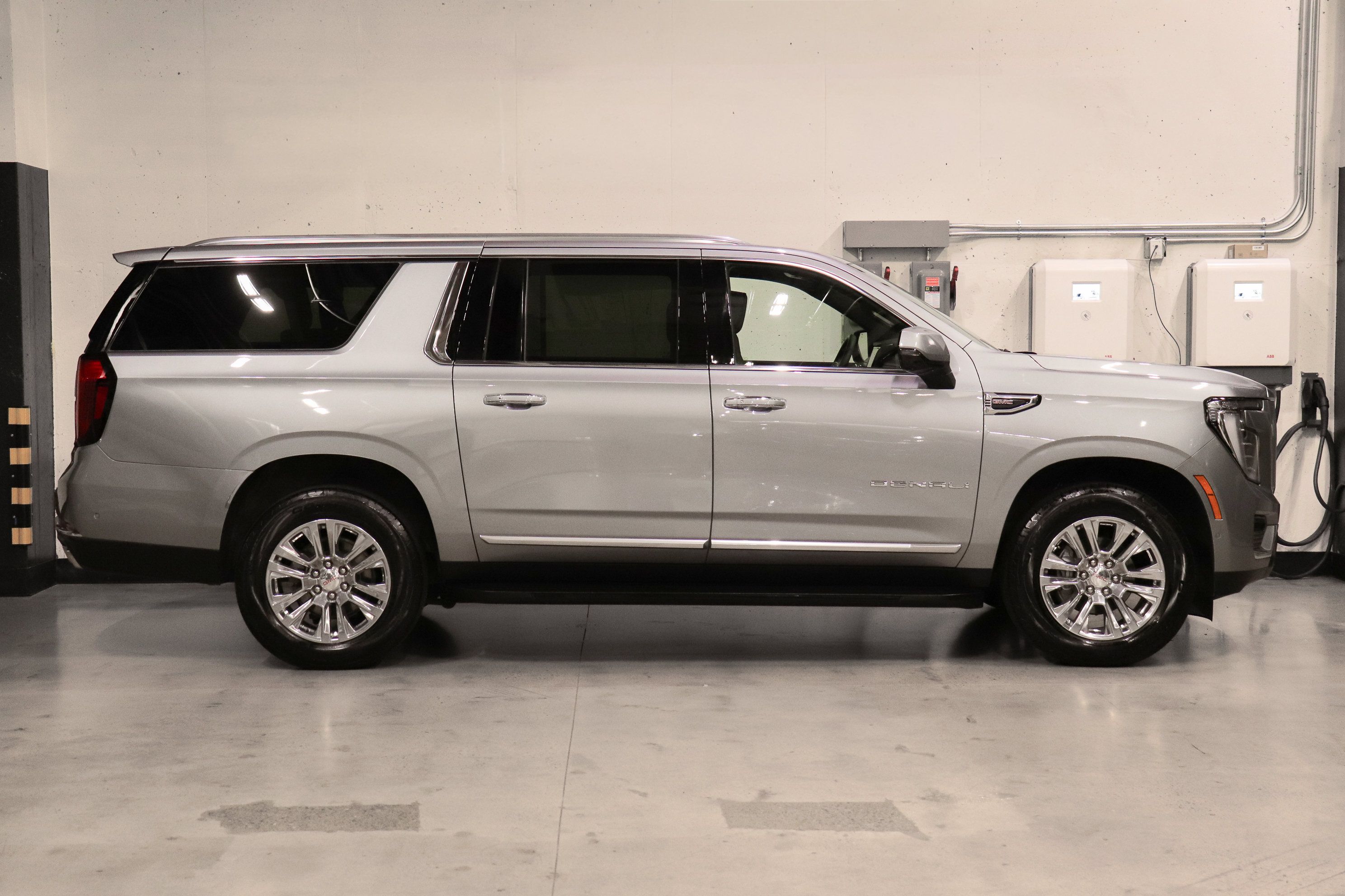 Used 2025 GMC Yukon XL Denali AWD/4WD image 6