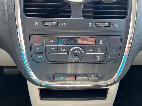 Used 2015 Chrysler Town & Country Touring w/ Mopar Premium Addition Group image 19