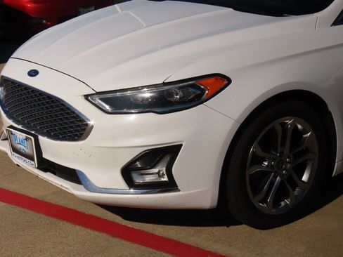 Used 2019 Ford Fusion Titanium image 3