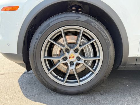 Certified 2025 Porsche Cayenne AWD/4WD image 11