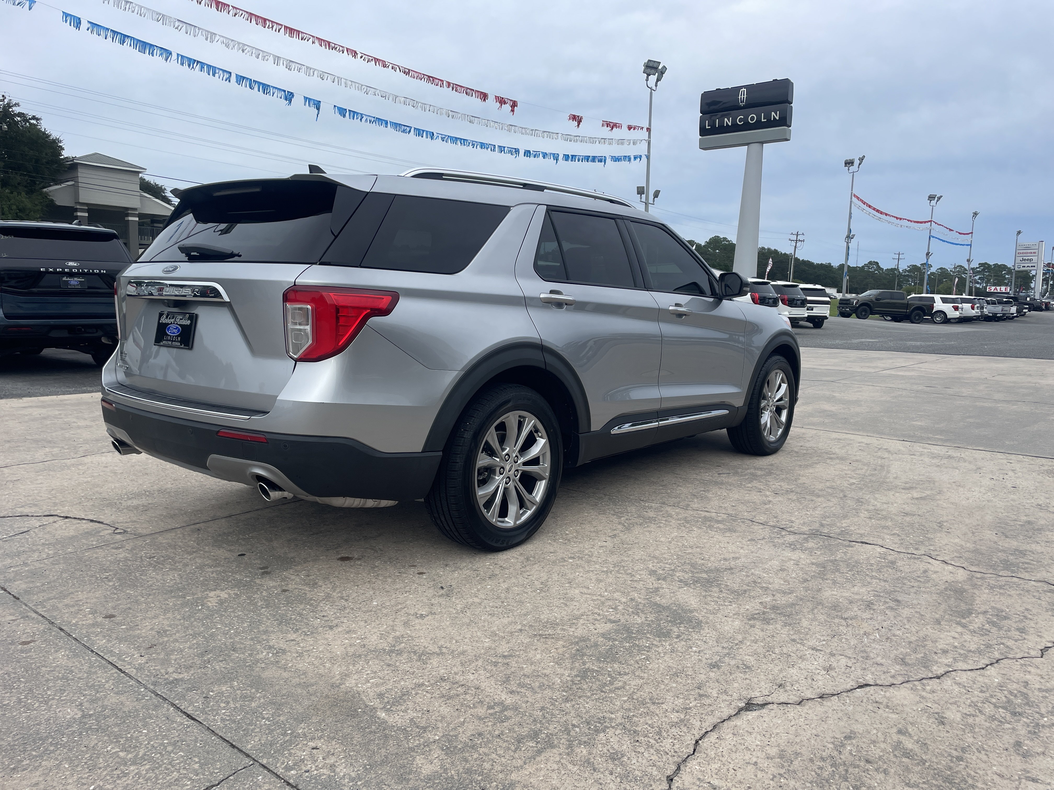 Used 2022 Ford Explorer Limited w/ Equipment Group 301A RWD image 6