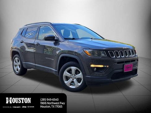 Used 2018 Jeep Compass Latitude w/ Popular Equipment Group AWD/4WD image 3
