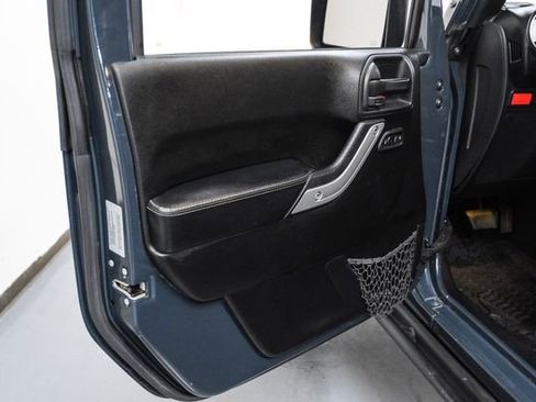 Used 2016 Jeep Wrangler Unlimited Rubicon image 36