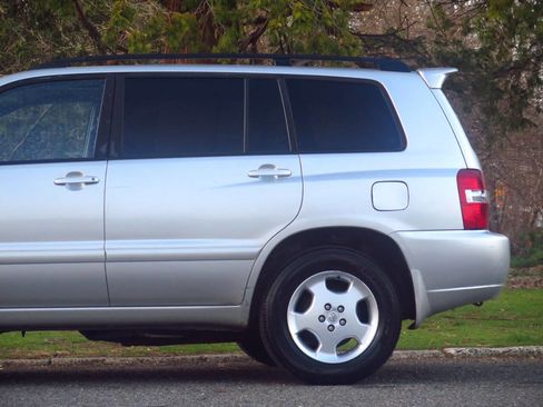 Used 2005 Toyota Highlander Limited image 32