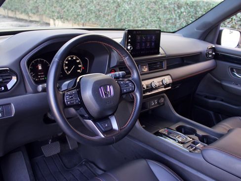 Used 2025 Honda Pilot TrailSport image 12