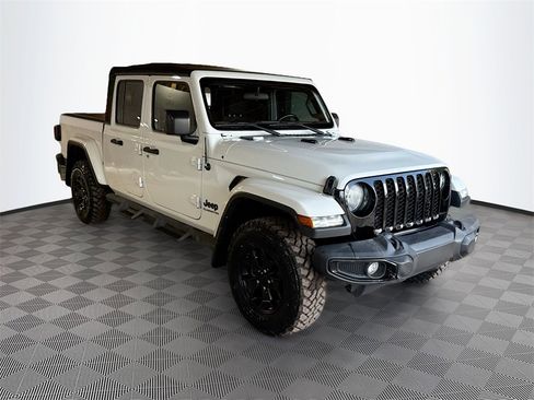 Used 2021 Jeep Gladiator Willys image 4
