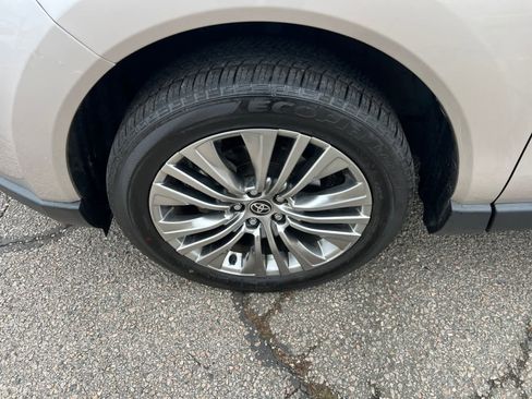 Used 2022 Toyota Venza XLE image 7