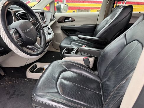 Used 2018 Chrysler Pacifica Touring-L FWD image 9