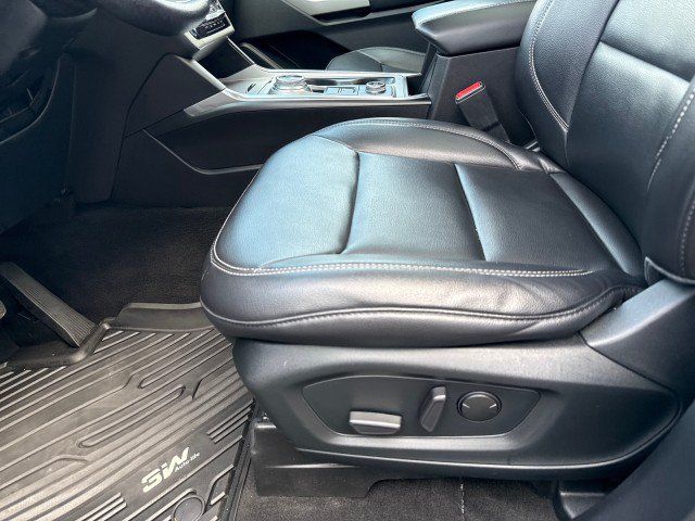 Used 2021 Ford Explorer XLT w/ Equipment Group 202A AWD/4WD image 16