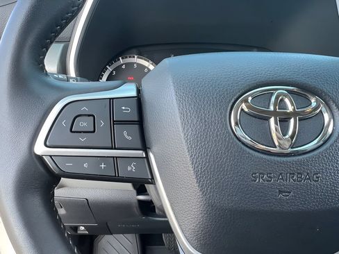 Certified 2024 Toyota Highlander XLE FWD image 22