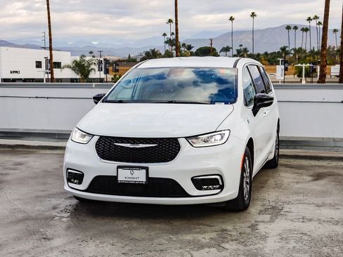 Certified 2024 Chrysler Pacifica Select image 4