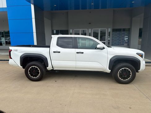 Used 2024 Toyota Tacoma TRD Off-Road AWD/4WD image 7