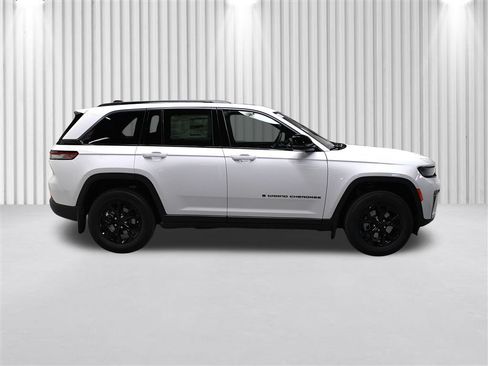New 2026 Jeep Grand Cherokee Altitude AWD/4WD image 2