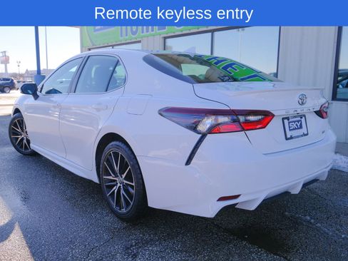Used 2023 Toyota Camry SE image 6