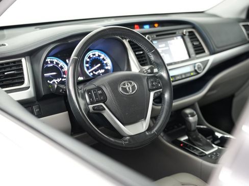 Used 2017 Toyota Highlander XLE AWD/4WD image 6