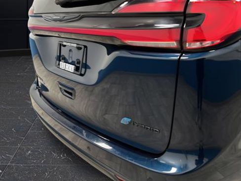 Used 2024 Chrysler Pacifica Select image 33