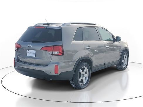Used 2015 Kia Sorento LX image 3