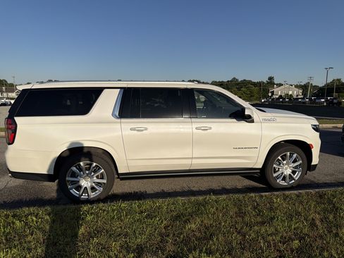 Used 2021 Chevrolet Suburban High Country AWD/4WD image 11