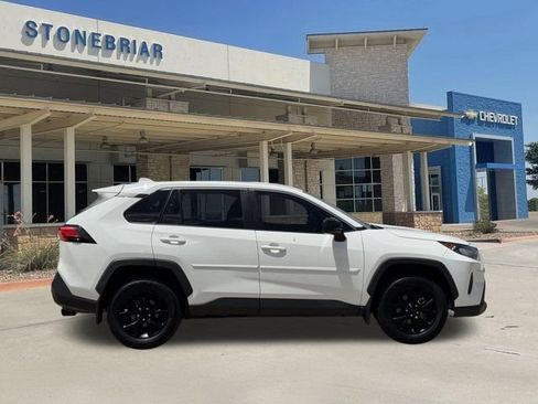 Used 2022 Toyota RAV4 LE AWD/4WD image 4