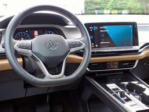 Used 2024 Volkswagen Atlas Cross Sport SE w/ Panoramic Sunroof Package FWD image 12