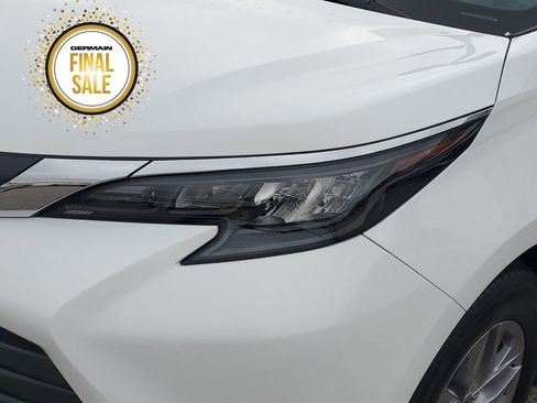 Used 2025 Toyota Sienna LE image 12
