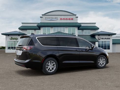 Used 2026 Chrysler Voyager LX FWD image 4