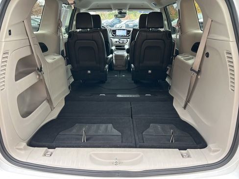 Certified 2024 Chrysler Pacifica Touring-L image 35