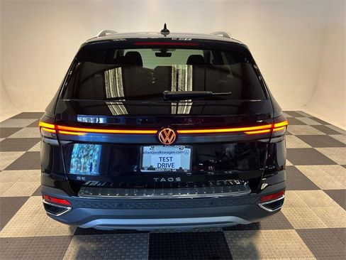 Certified 2025 Volkswagen Taos SE image 4
