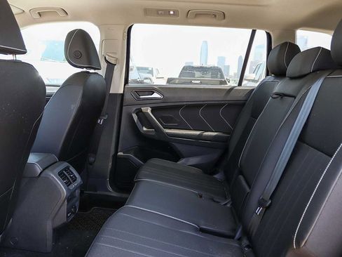 Used 2023 Volkswagen Tiguan SE w/ Panoramic Sunroof Package FWD image 18