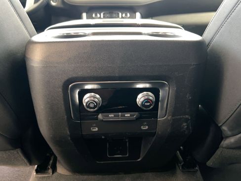 Used 2023 GMC Yukon SLT image 30