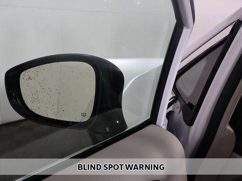 Used 2024 Chrysler Pacifica Touring-L image 4