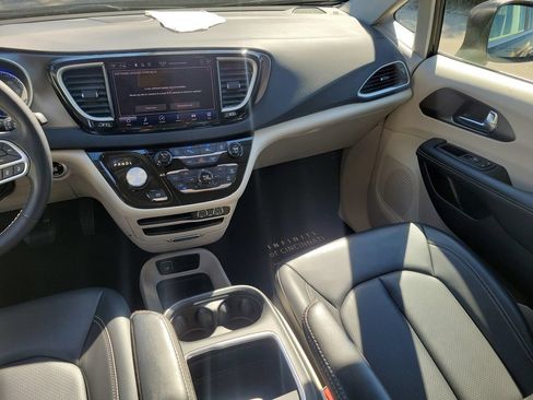 Used 2023 Chrysler Pacifica Touring-L FWD image 16
