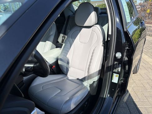 Used 2025 Hyundai Elantra Limited FWD image 14