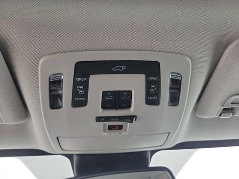 Used 2025 Toyota Sienna XLE FWD image 29