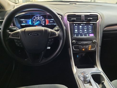 Used 2017 Ford Fusion SE w/ Fusion SE Technology Package FWD image 22
