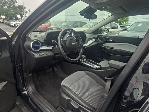 Used 2025 Chevrolet Trax LT w/ LT Convenience Package FWD image 5