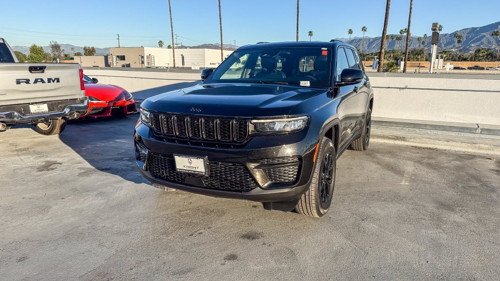 Used 2025 Jeep Grand Cherokee Altitude AWD/4WD image 4