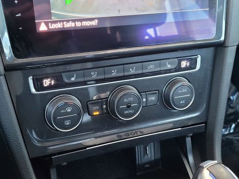 Used 2019 Volkswagen e-Golf SEL Premium image 23