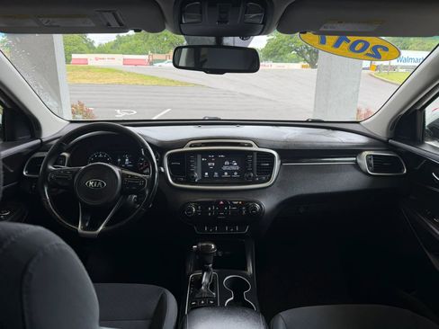 Used 2017 Kia Sorento AWD w/ LX Convenience Package image 9