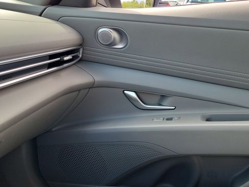 Used 2025 Hyundai Elantra Sport FWD image 31